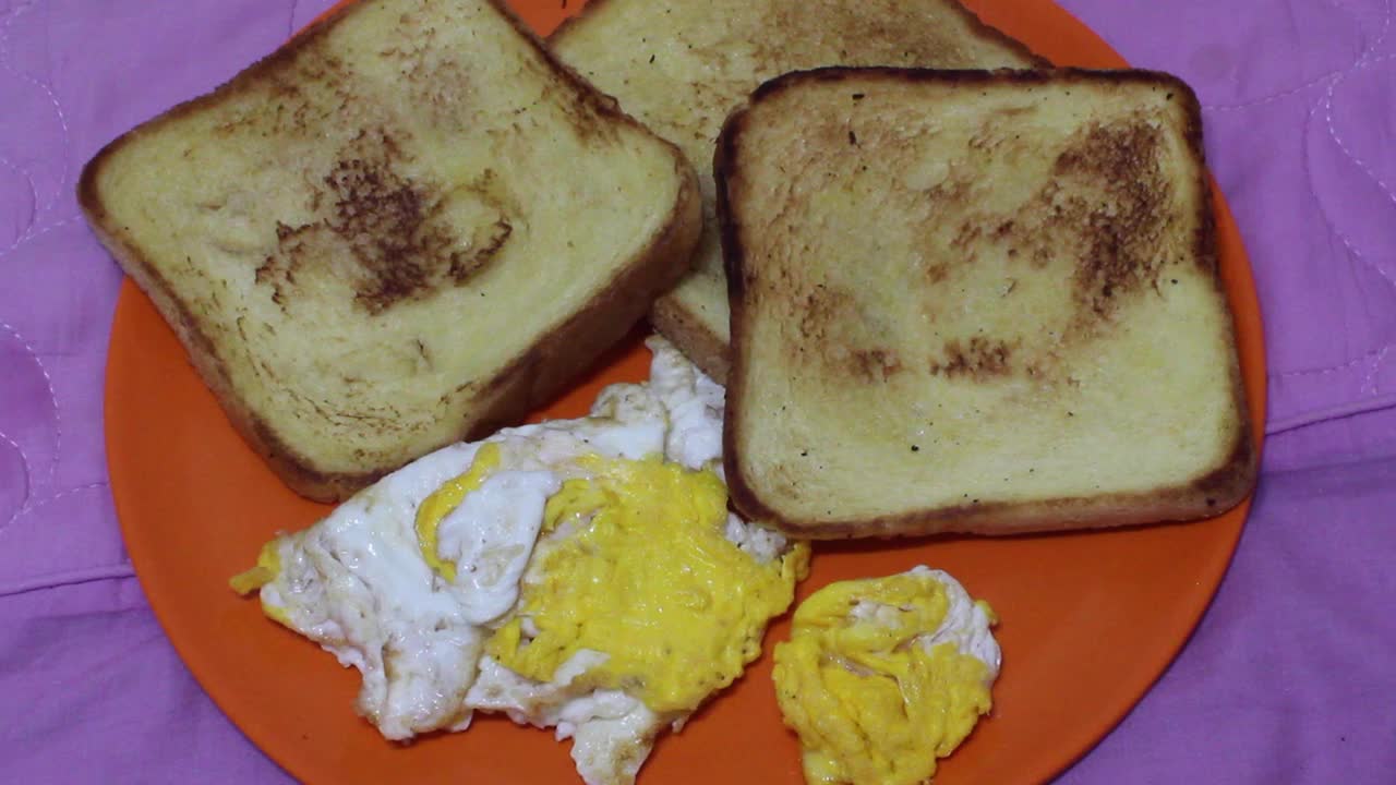 自制早餐，有吐司面包和煎蛋卷视频下载