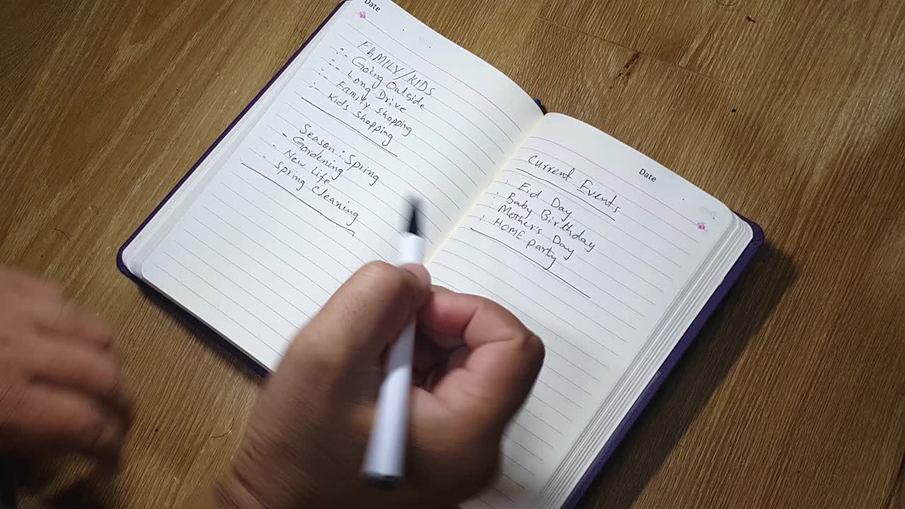 特写查看写重要的笔记在日记视频下载