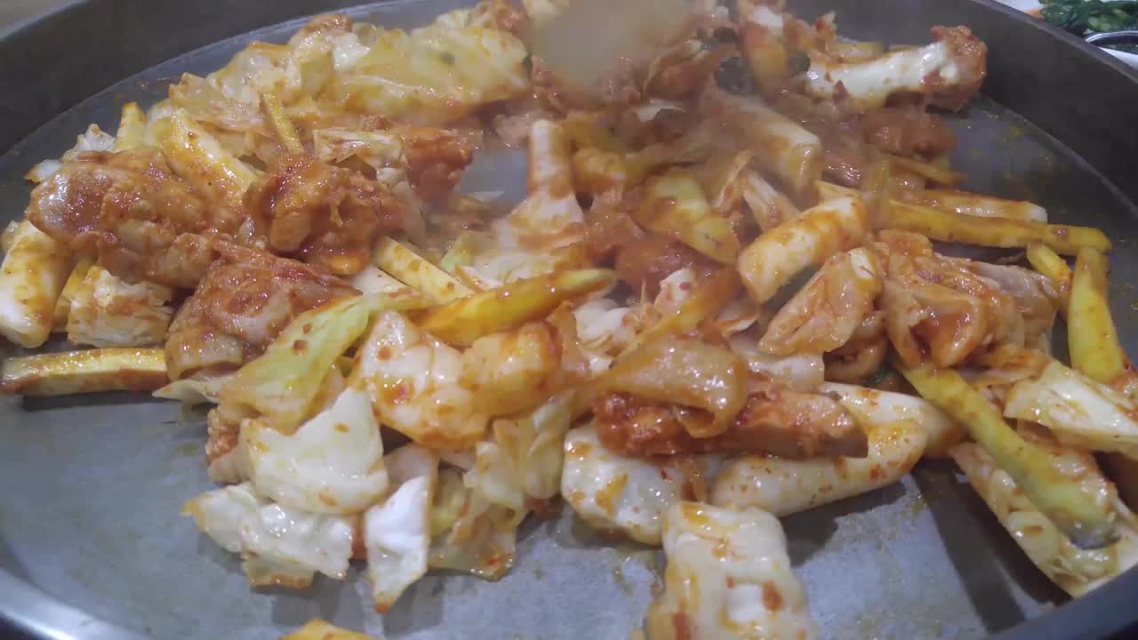 春川，韩国达格尔比，鸡肉食物视频下载