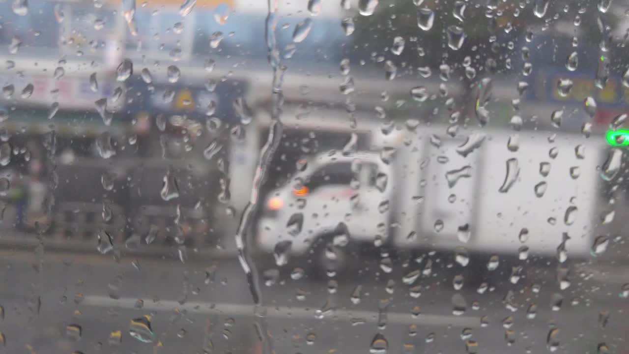 雨点落在镜子与汽车移动的风景在雨天视频下载
