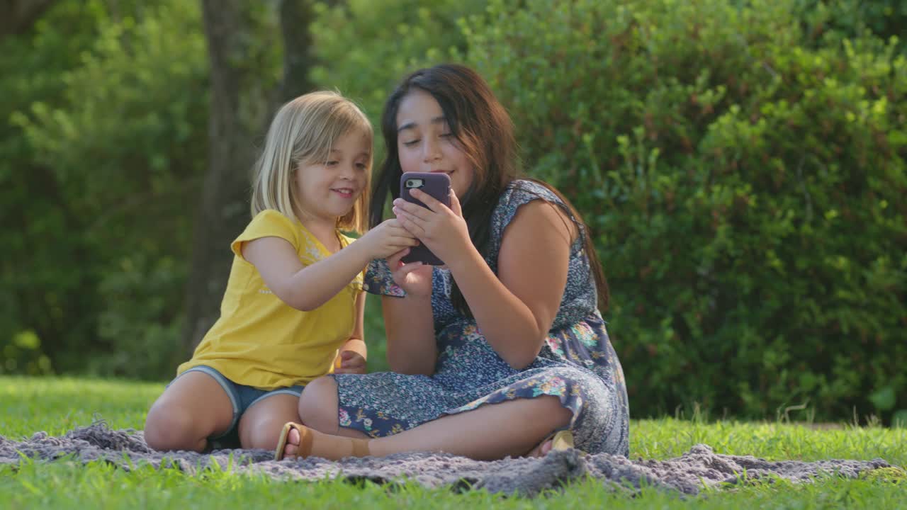 两个顽皮的小女孩微笑着自拍在一起视频素材