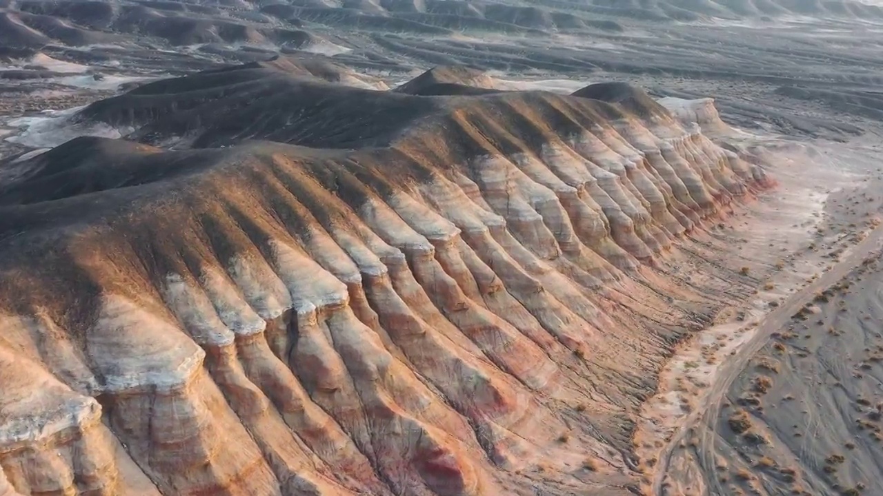 沙漠中有一个巨大的丹霞地貌，就像地球穿了一条百褶裙视频购买