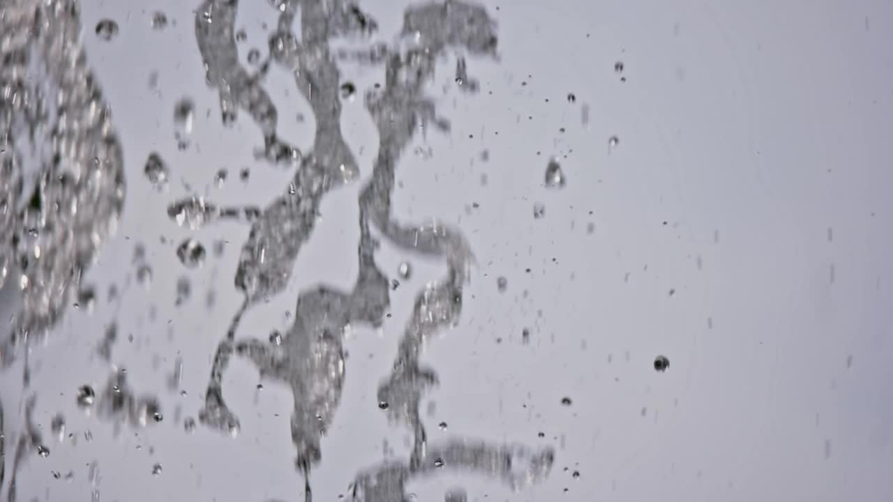 喷泉在空中溅起水花的模糊镜头视频下载
