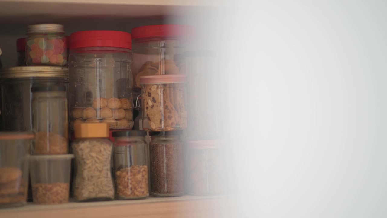 橱柜橱柜里装满了瓶装干粮、蜜饯、饼干、坚果、零食、糖果、生食、面粉、麦片视频下载