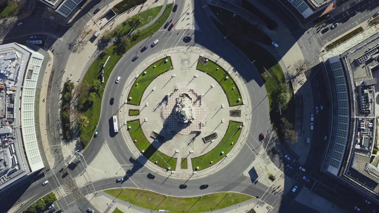 庞巴尔侯爵广场的无人机录像。葡萄牙里斯本市最具标志性的环岛交通鸟瞰图视频素材
