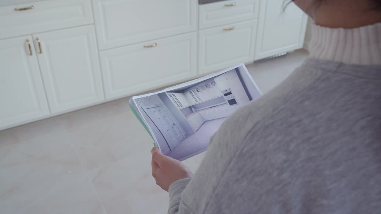 搬进新家的女人用厨房设计新公寓的家具项目视频下载