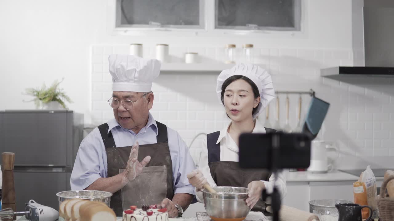 父亲和女儿教做面包房。视频下载