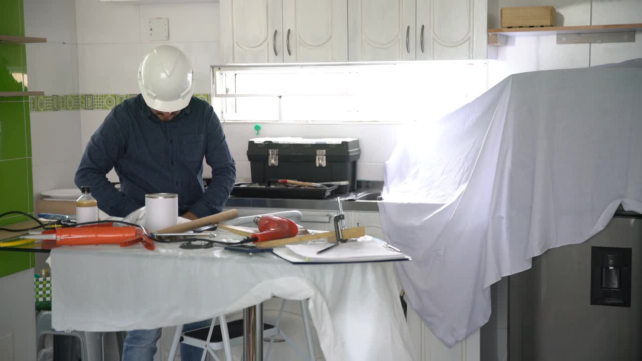 在家庭装修项目中，检查厨房灯安装的杂工视频下载