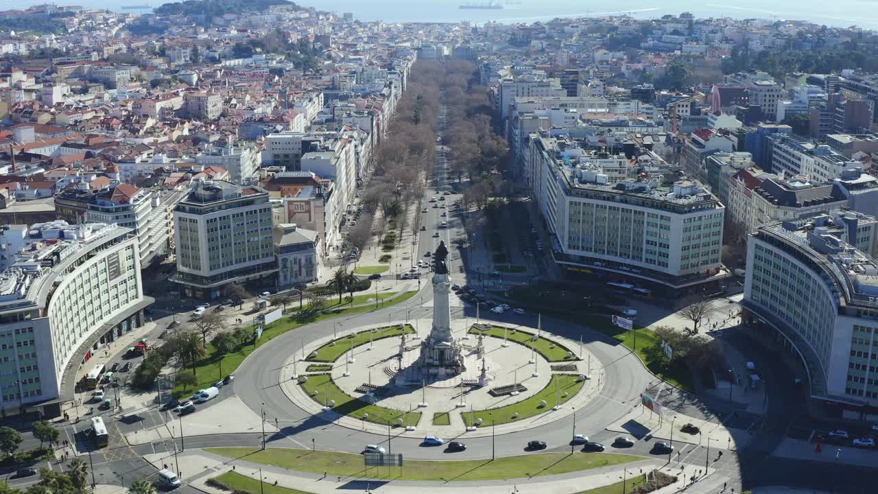 庞巴尔侯爵广场的无人机录像。葡萄牙里斯本市最具标志性的环岛上的汽车交通视频素材