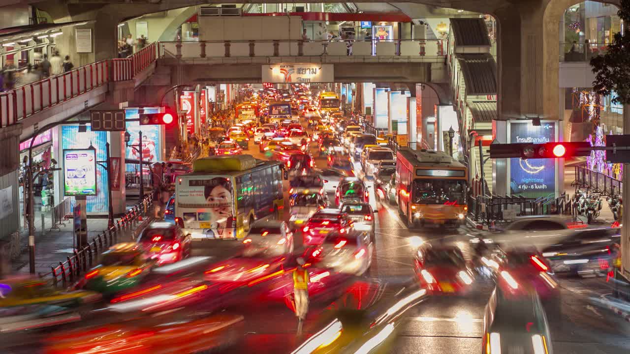 曼谷暹罗素坤逸路黄昏时分的交通视频素材