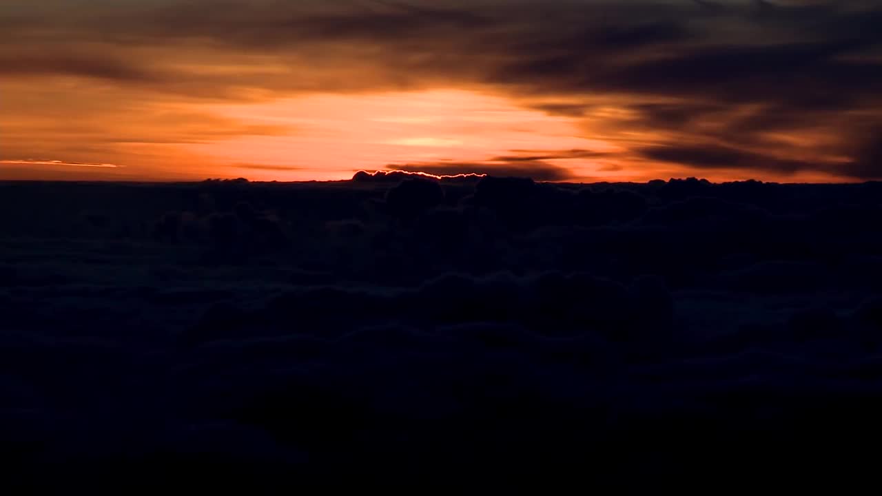 云层之上，日出的时间流逝了视频素材