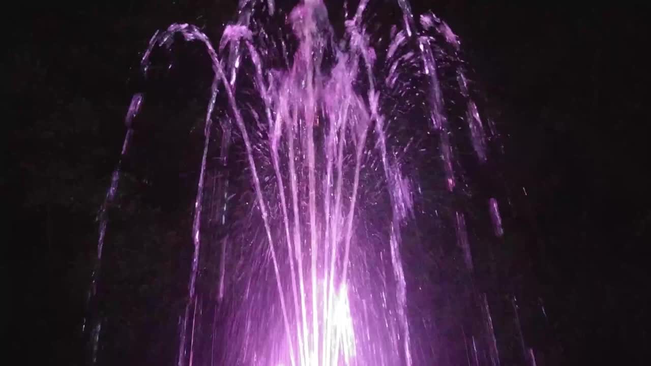 黑暗中彩色喷泉的特写视频下载