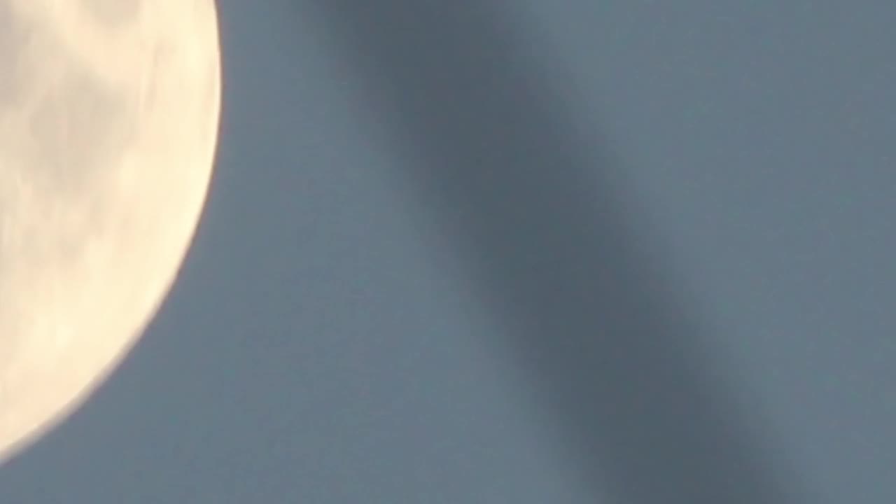 地球月亮在夜晚在黑色的背景下发光视频下载