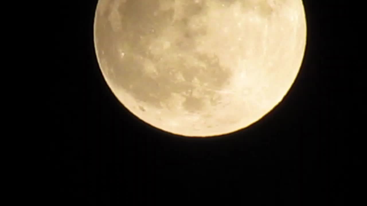 地球月亮在夜晚在黑色的背景下发光。视频下载