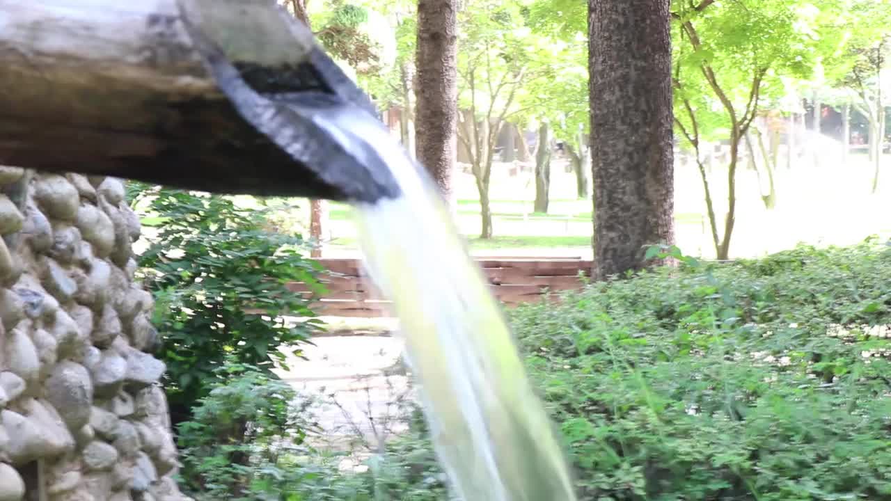 老式老式水车或水磨与流动的水在一个水池。视频下载