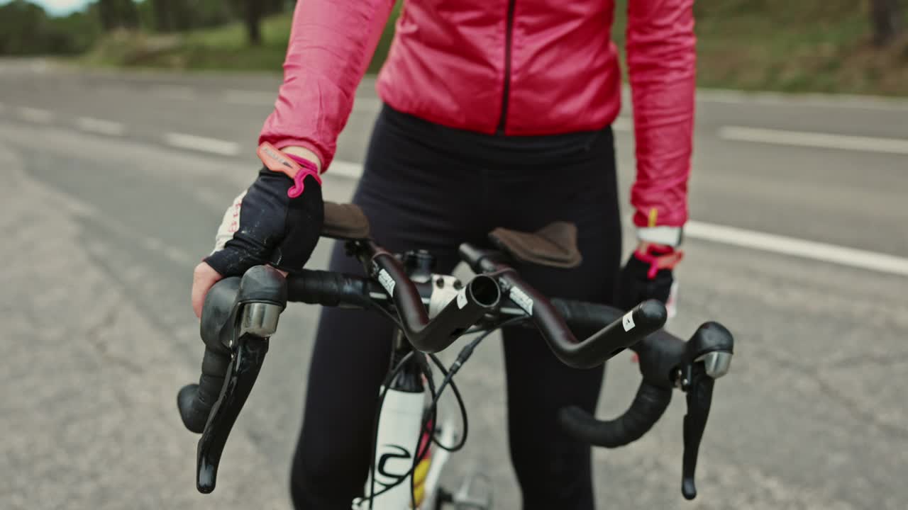 在训练中成熟的西班牙女性自行车手的肖像视频下载