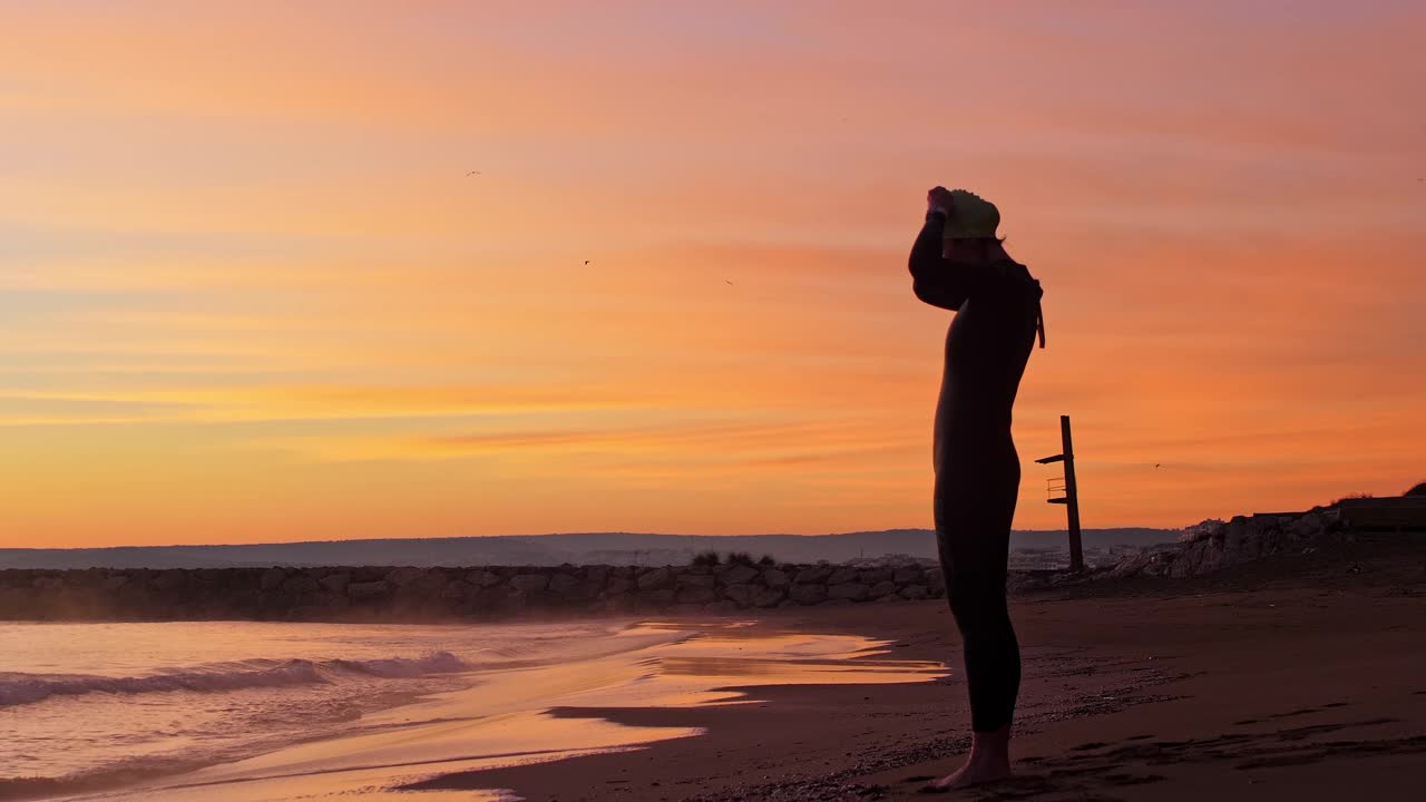 50岁出头的女子游泳运动员准备在黎明锻炼视频下载