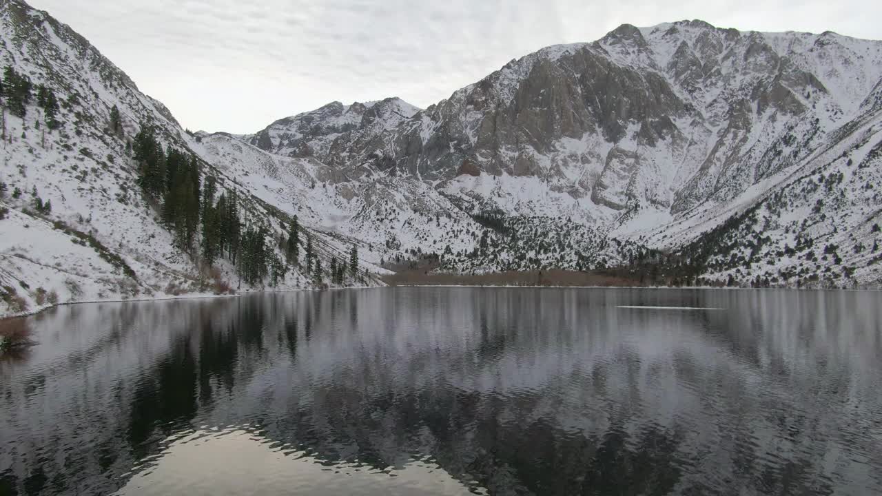 航拍的雪山由定罪湖，无人机上升在白色的景观在冬天-猛犸象湖，加利福尼亚视频下载