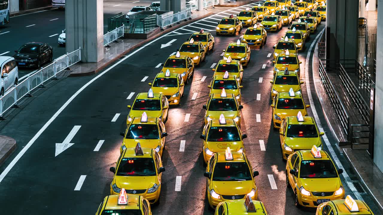T/L ZI繁忙的黄色出租车在机场出口排队视频下载