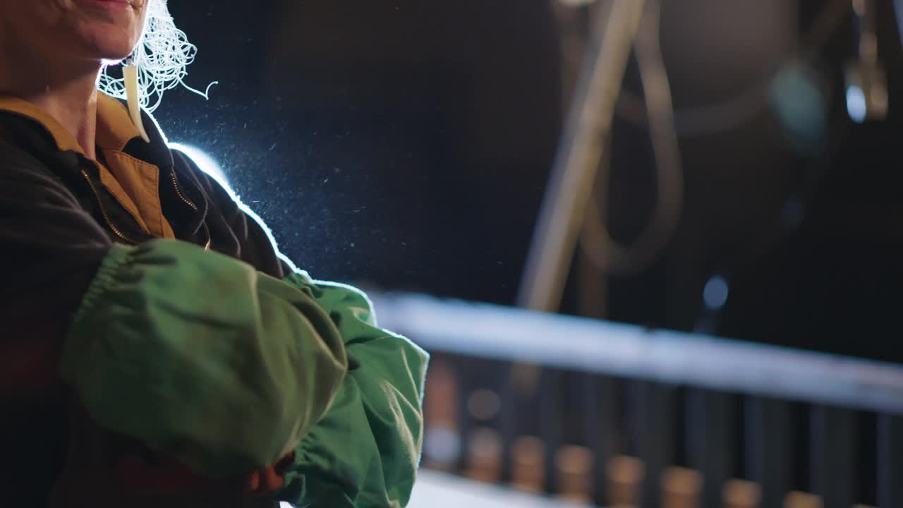 SLO MO CU的肖像，一个自信的女工匠在她的焊接设备视频素材