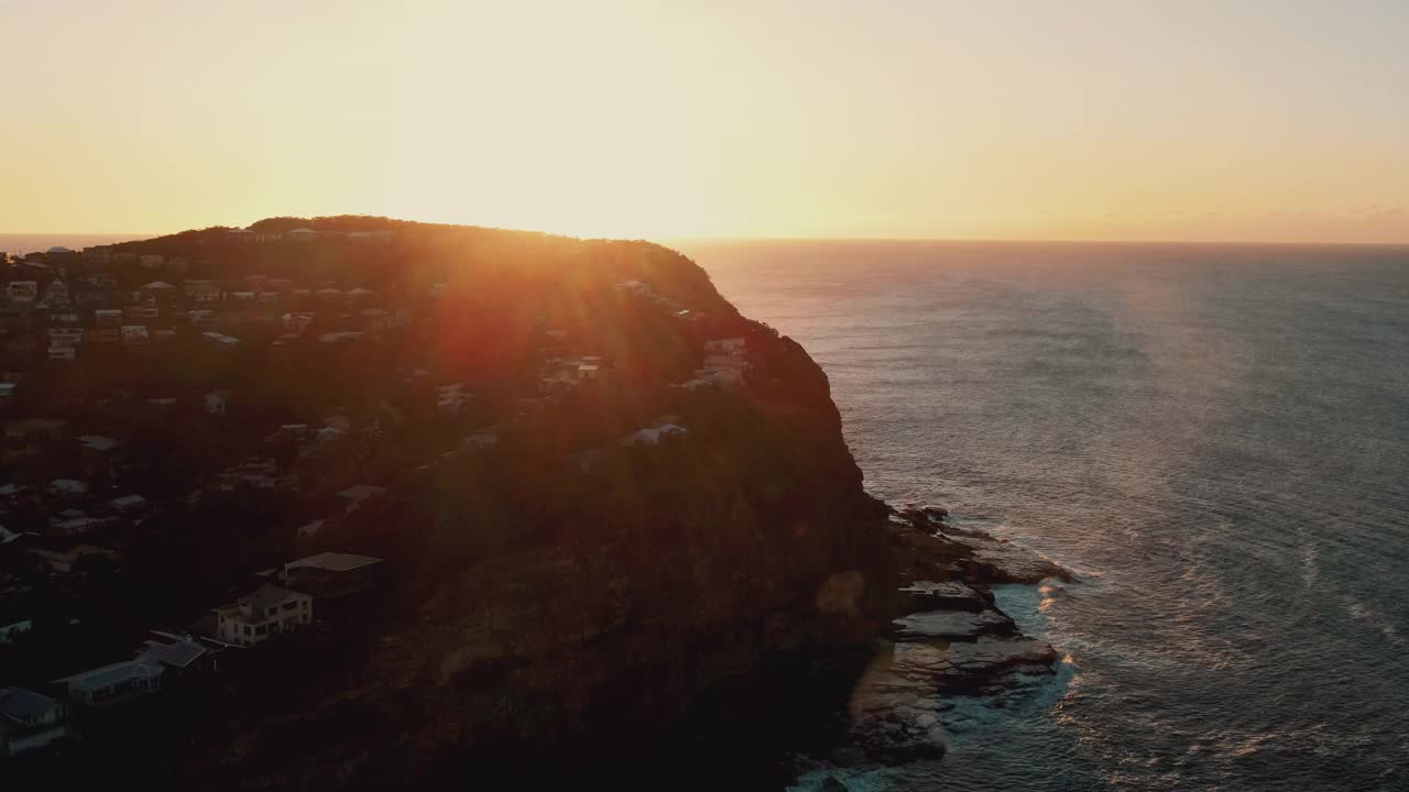 澳大利亚新南威尔士州中央海岸阿沃卡海滩的海景和村庄视频下载
