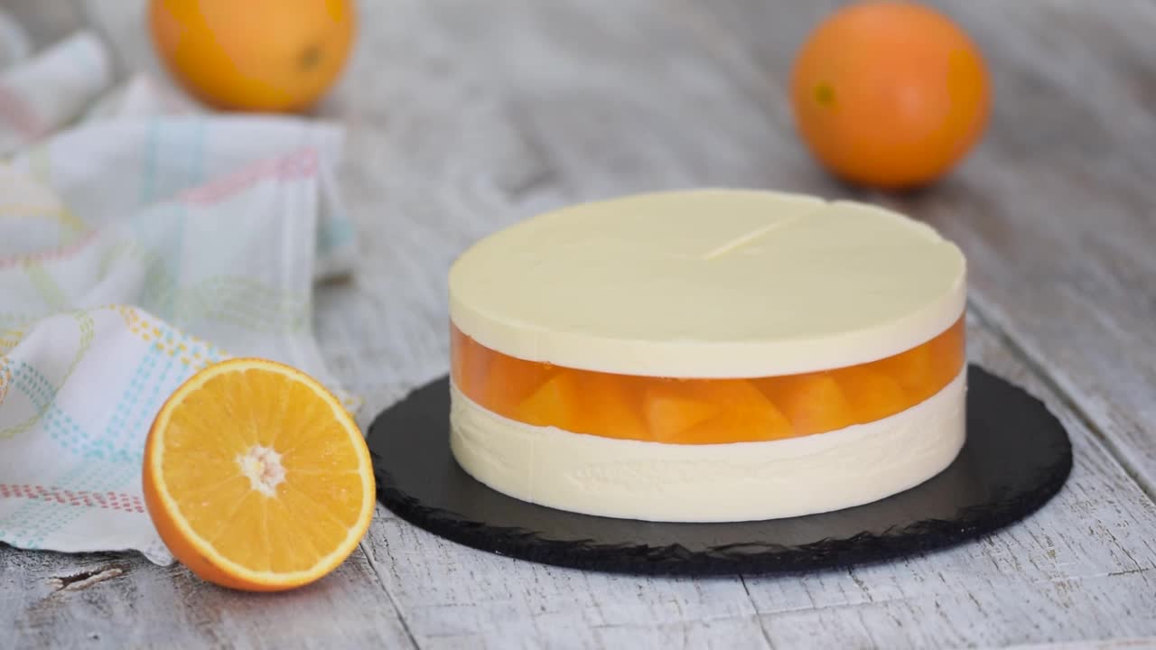 橙子慕斯蛋糕配果冻和橙子片视频下载