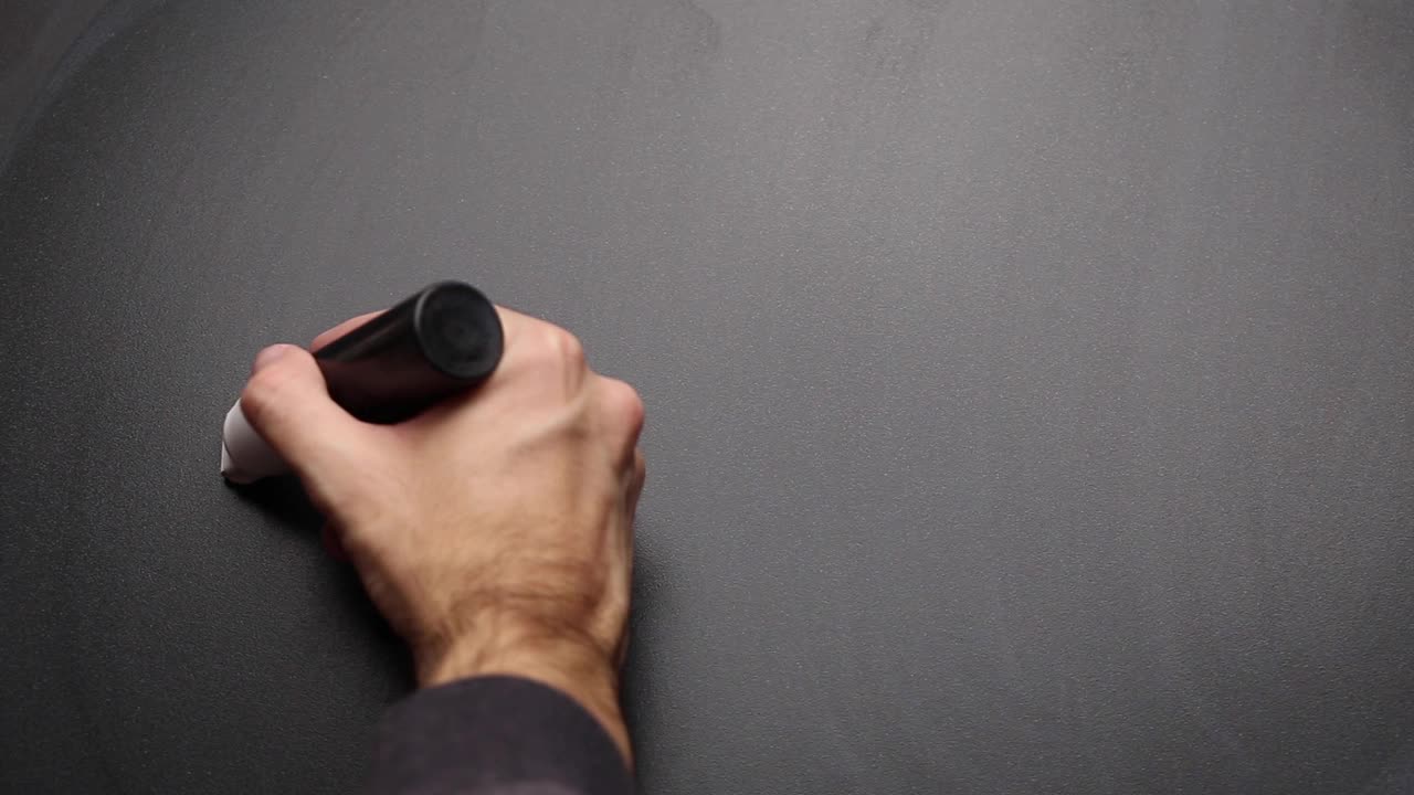 男人在黑板上写着“五折”视频下载