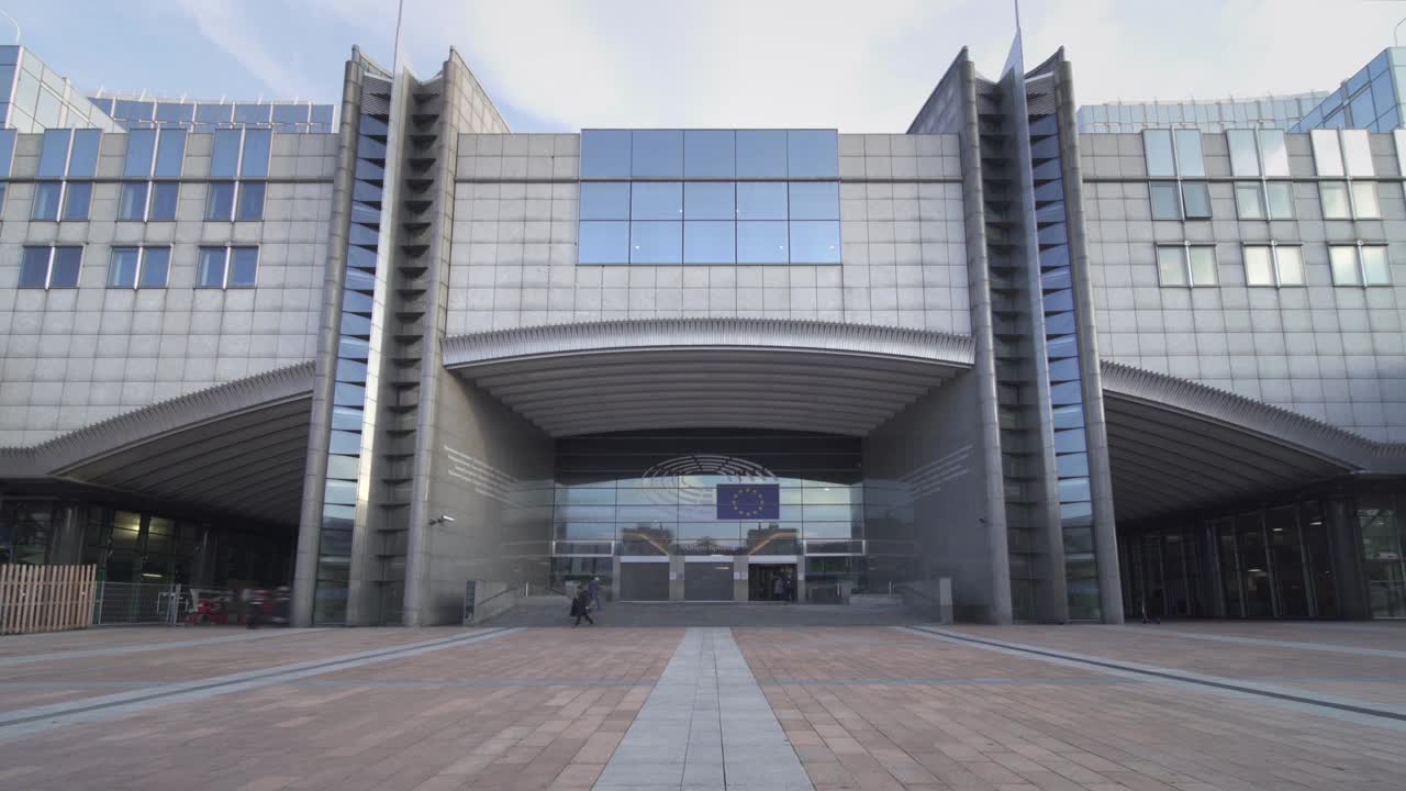 位于布鲁塞尔的欧洲议会，由当选的政治家讨论欧盟法律的办公室视频素材