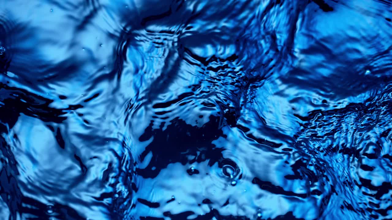 波浪起伏的藍色水面視頻素材