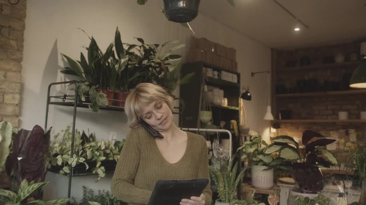 成熟的女性小企业主在商店里用平板电脑清点库存视频素材