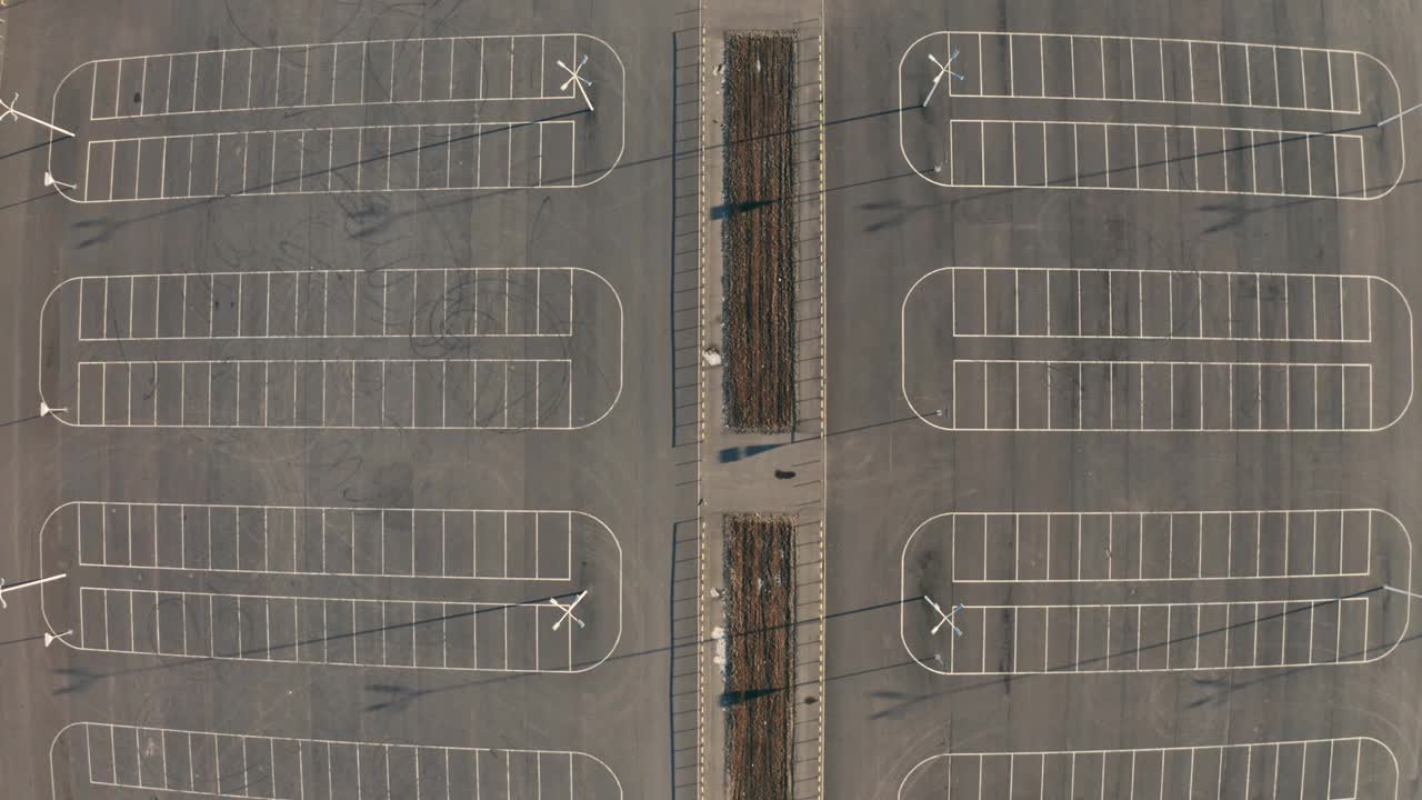 空车停车场鸟瞰无人机。混凝土城市背景与白线视频下载