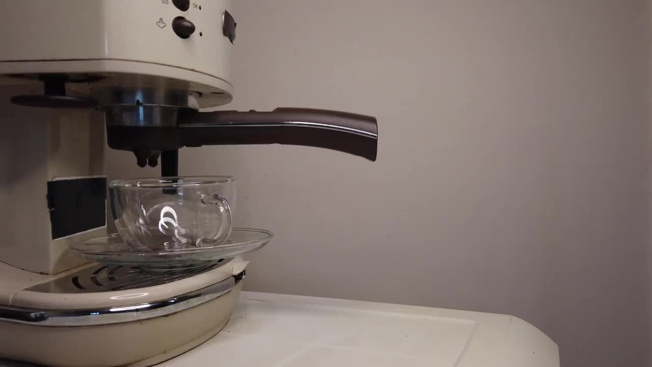 咖啡从机器滴进杯子视频素材