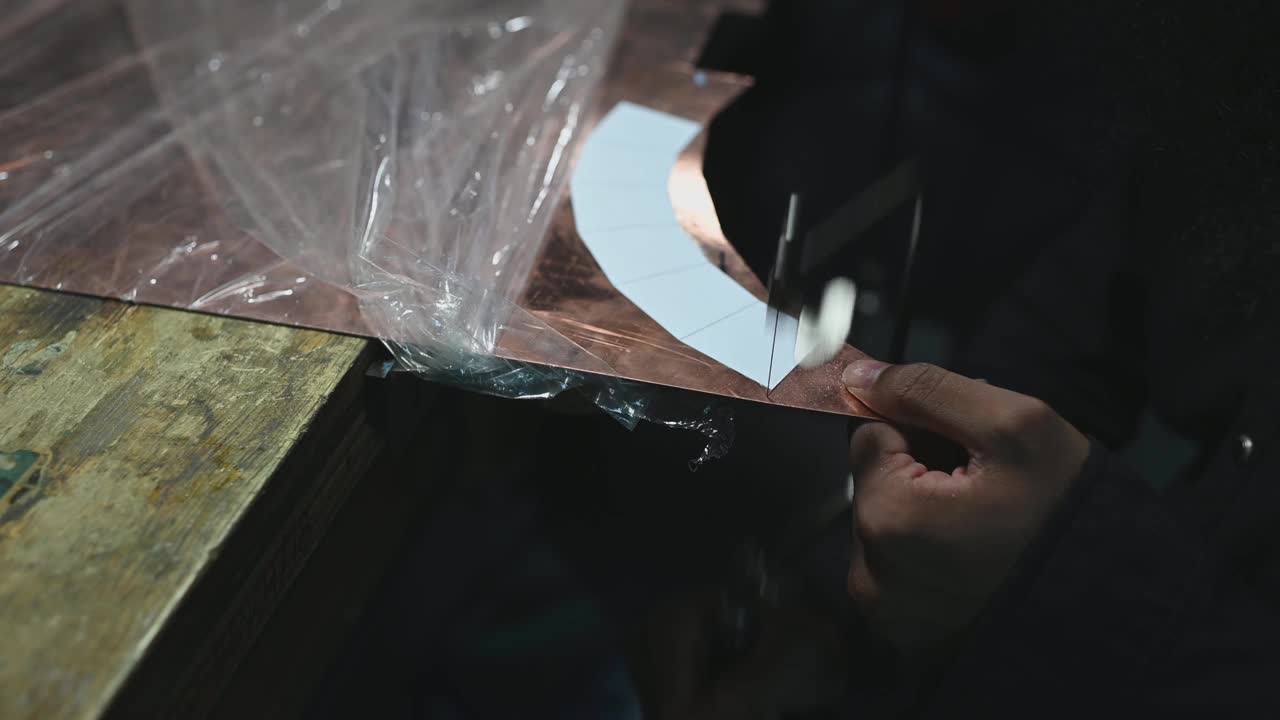高角度视图的手亚洲男学生使用手锯在大学工作台视频素材