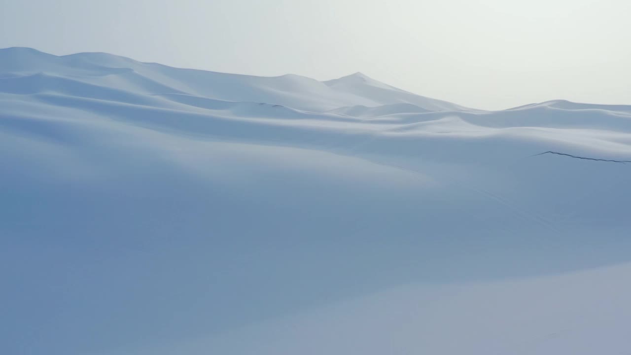 冬天，沙丘被雪覆盖着视频购买