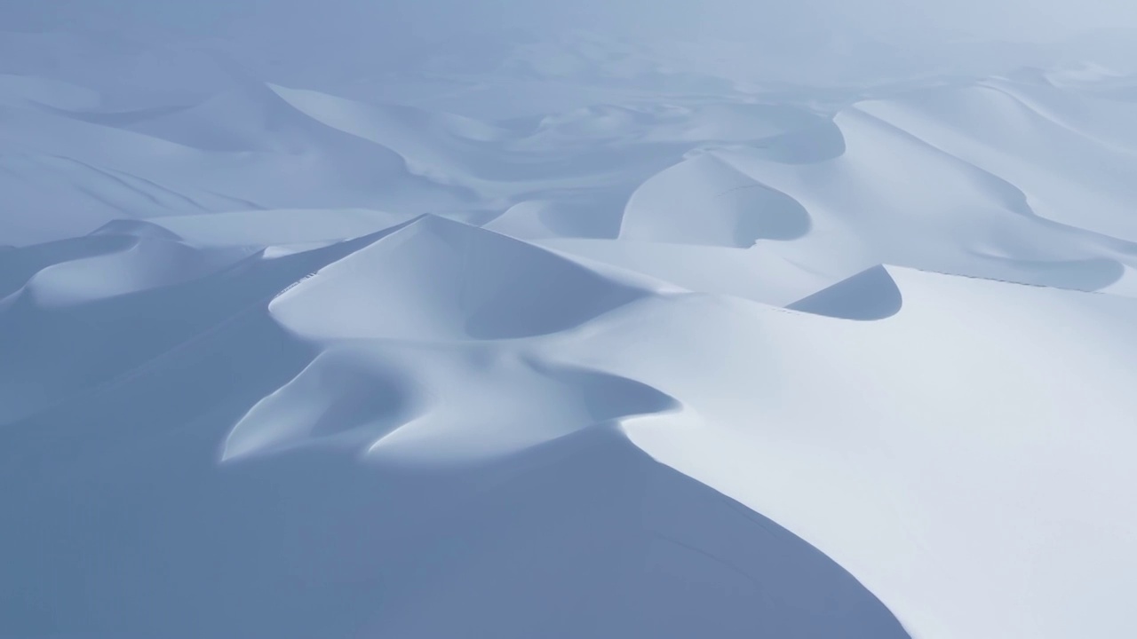 冬天，沙丘被雪覆盖着视频下载