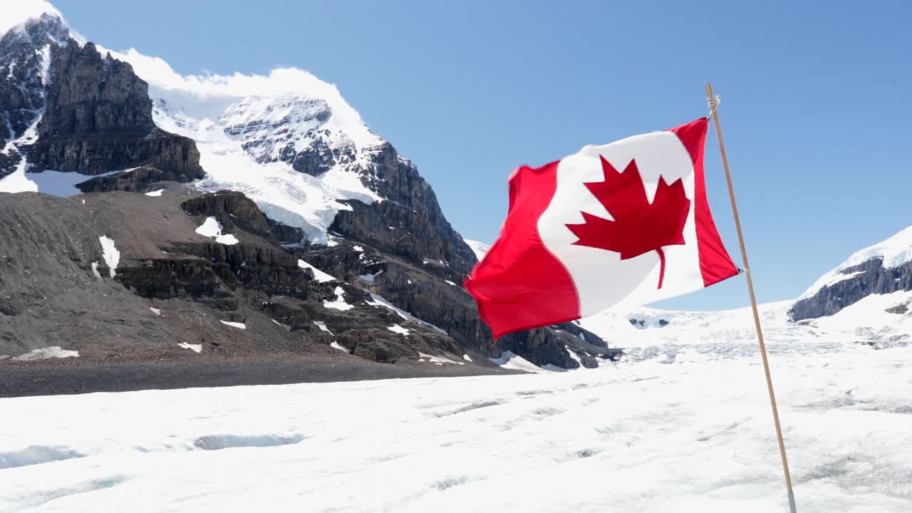 加拿大贾斯珀国家公园哥伦比亚冰原上的加拿大国旗视频下载