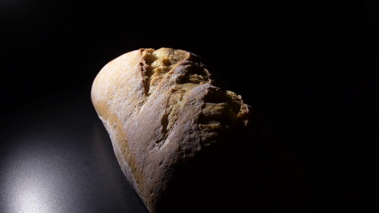 美味的面包与亲密的灯光旋转视频下载