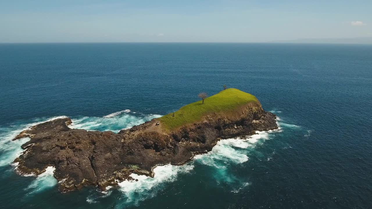 海洋中的岩石岛视频下载