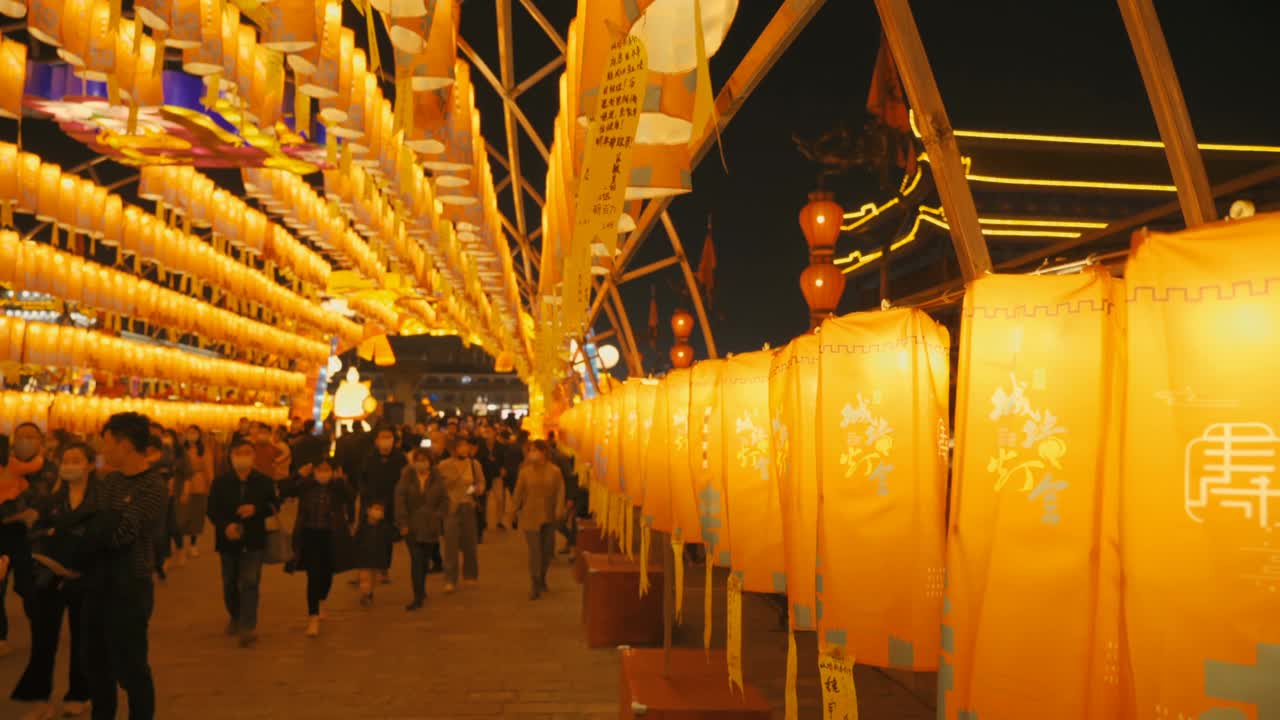 游客在中国陕西西安的城墙上观看灯光装饰视频下载
