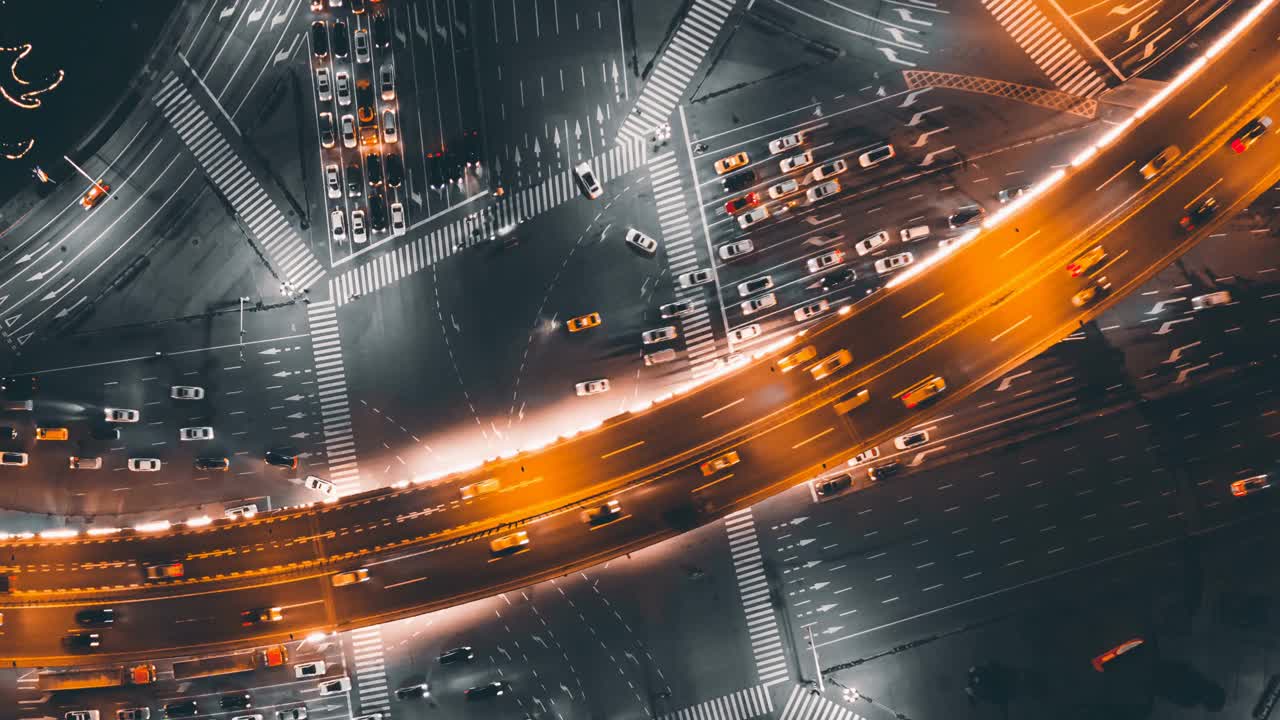 时光流逝，城市交通的无人机视图视频下载