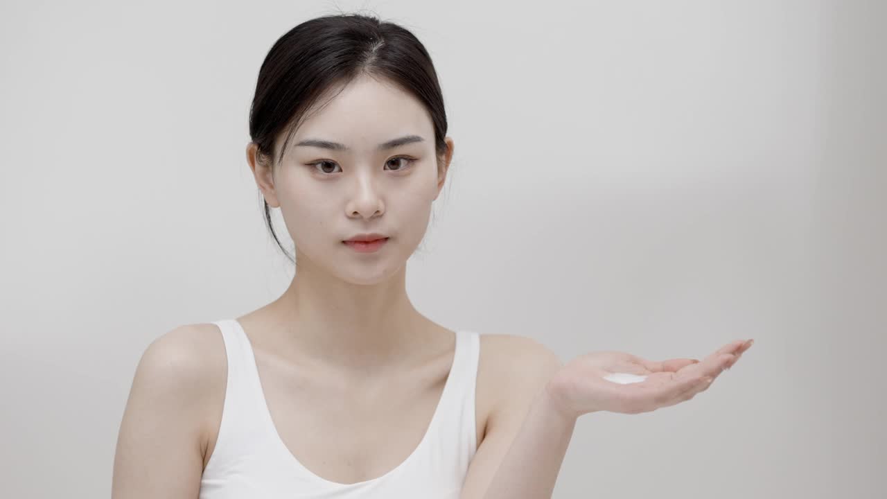 美丽的亚洲女孩，皮肤护理视频下载
