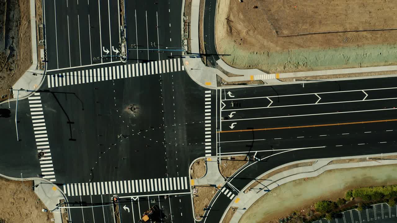 加州巴伦西亚公路建设鸟瞰图视频素材