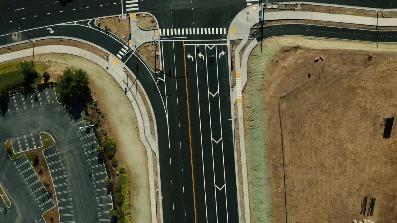 加州巴伦西亚公路建设鸟瞰图视频素材