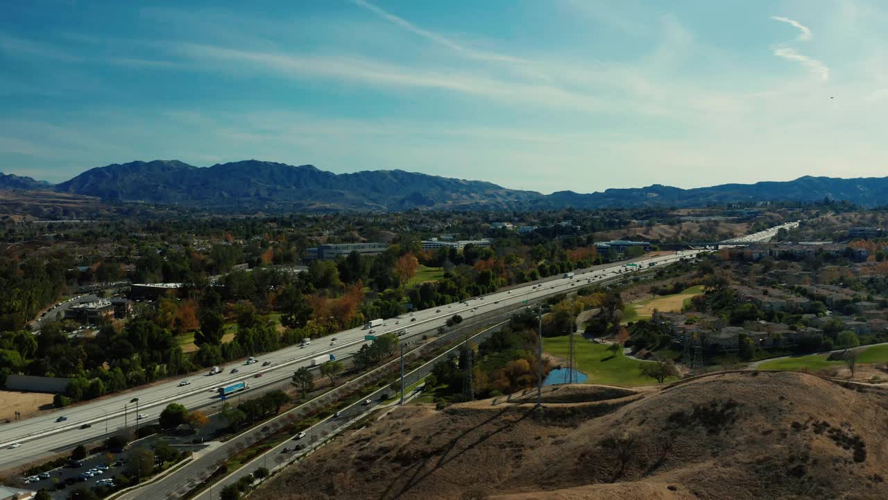 无人机拍摄的加州巴伦西亚的金州高速公路视频素材