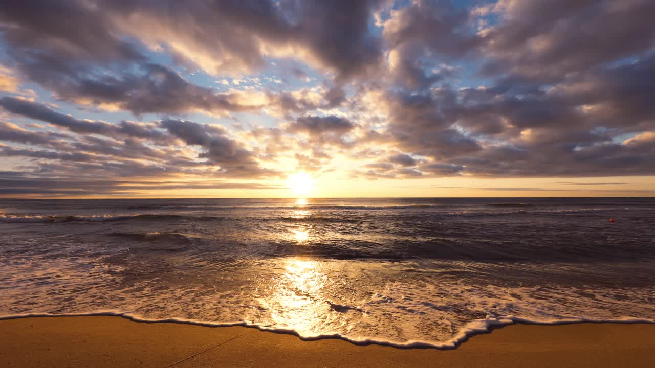 热带海滩的日出。海浪拍打着沙滩，4k视频视频下载