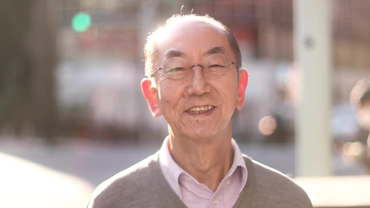 一位日本老人在东京街头微笑。视频下载