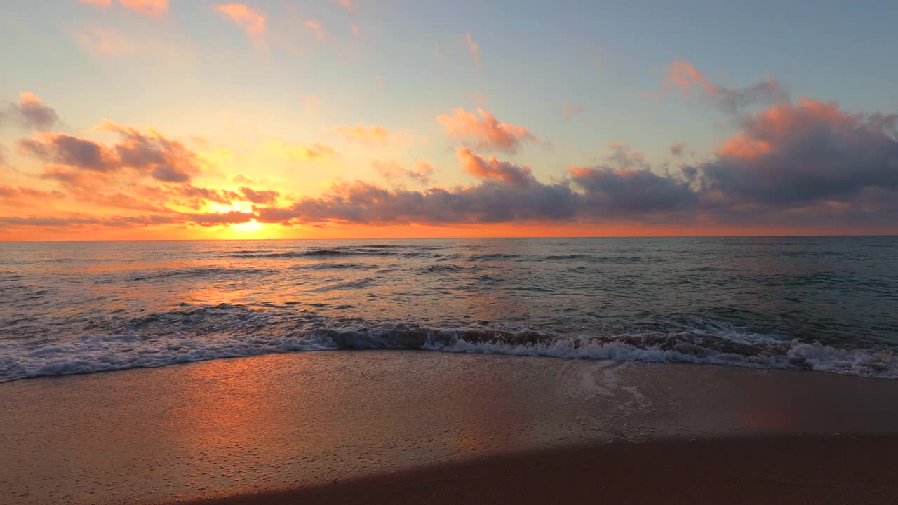 热带海滩的日出。海浪拍打着沙滩，4k视频视频素材