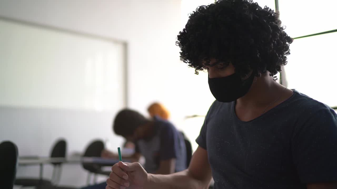 学生在教室里学习-戴口罩视频素材