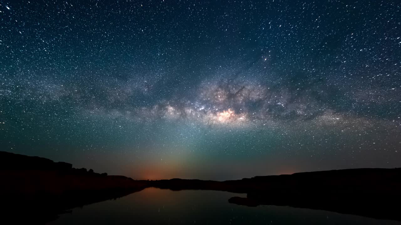 4K时间间隔的银河和日出在泰国乌汶ratchathani的三盘博克峡谷视频下载