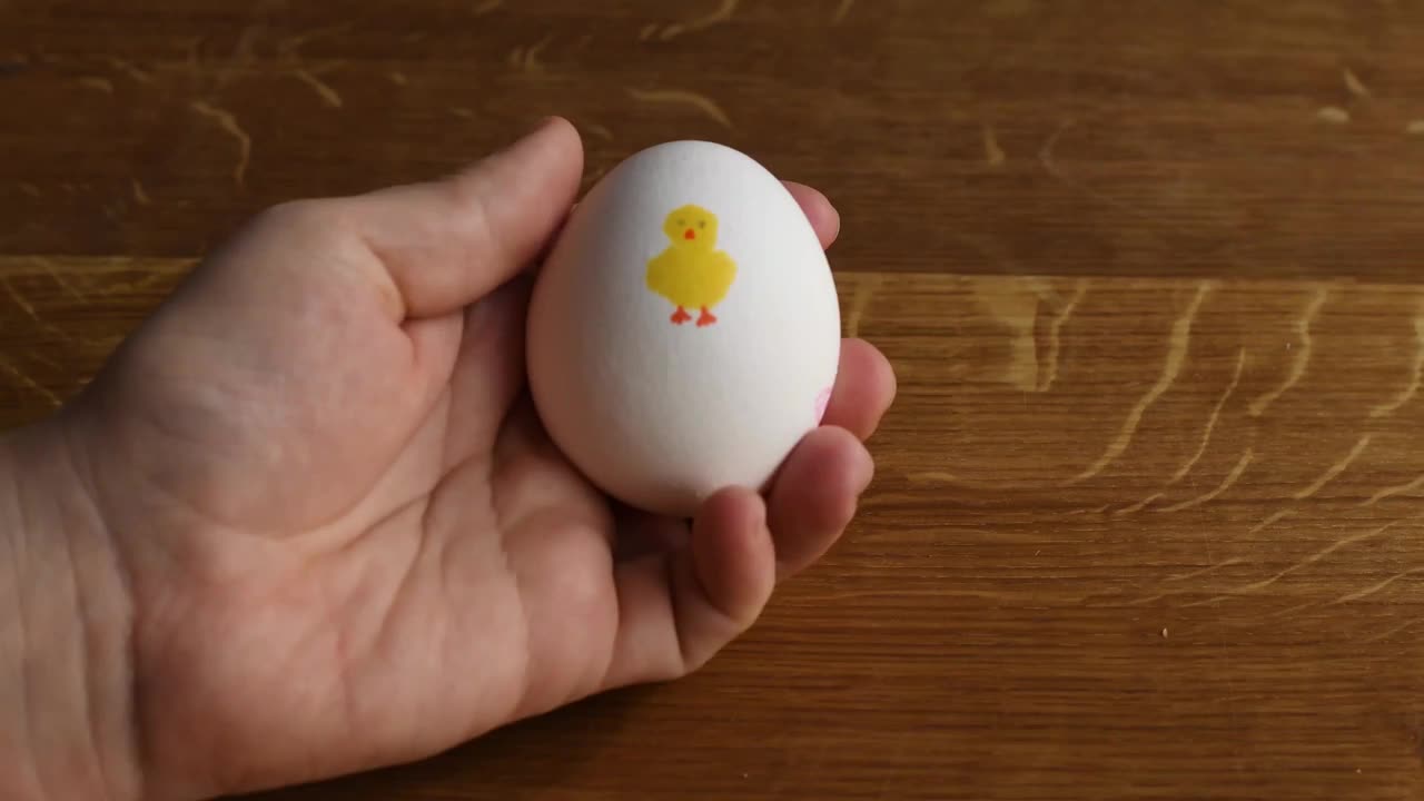 在水煮蛋上画上黄色复活节鸡视频下载